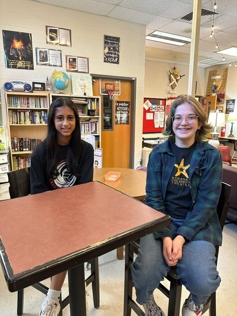 🏆 Congrats to Eagle View's Charvi Bhurri & Caitlin McCormick for winning the Hershey Story's History Contest for Young Writers! Guided by Mrs. Dolbin, they excelled in confidence, communication, and critical thinking. #PortraitOfAnEagle #EaglesAreCommunicators #CVproud 🦅✍️