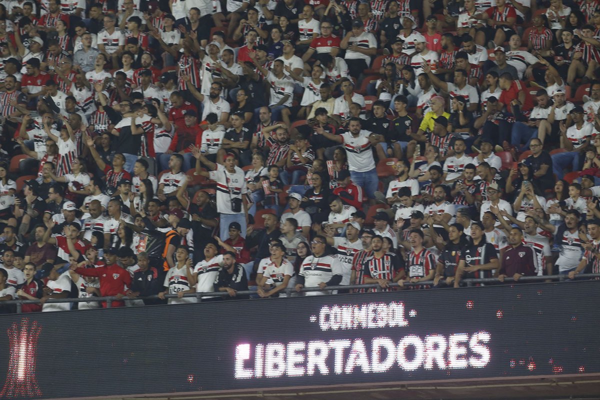 Como é bom estar em casa com a #TorcidaQueConduz em noite de @libertadoresbr!

#VamosSãoPaulo 🇾🇪

📸 Paulo Pinto / Saopaulofc