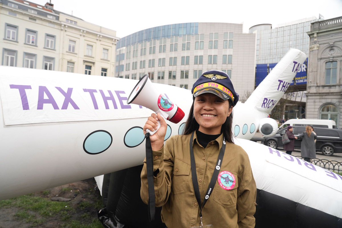 OxfamEU's tweet photo. Every hour governments fail to #TaxTheRich is worth millions. 

This is why we, together with @wemoveEU &amp; @Avaaz along with climate activists, landed a private jet in front of the @Europarl_EN. 

It is time to land taxes on the EU’s richest! https://t.co/HmivhYStVd