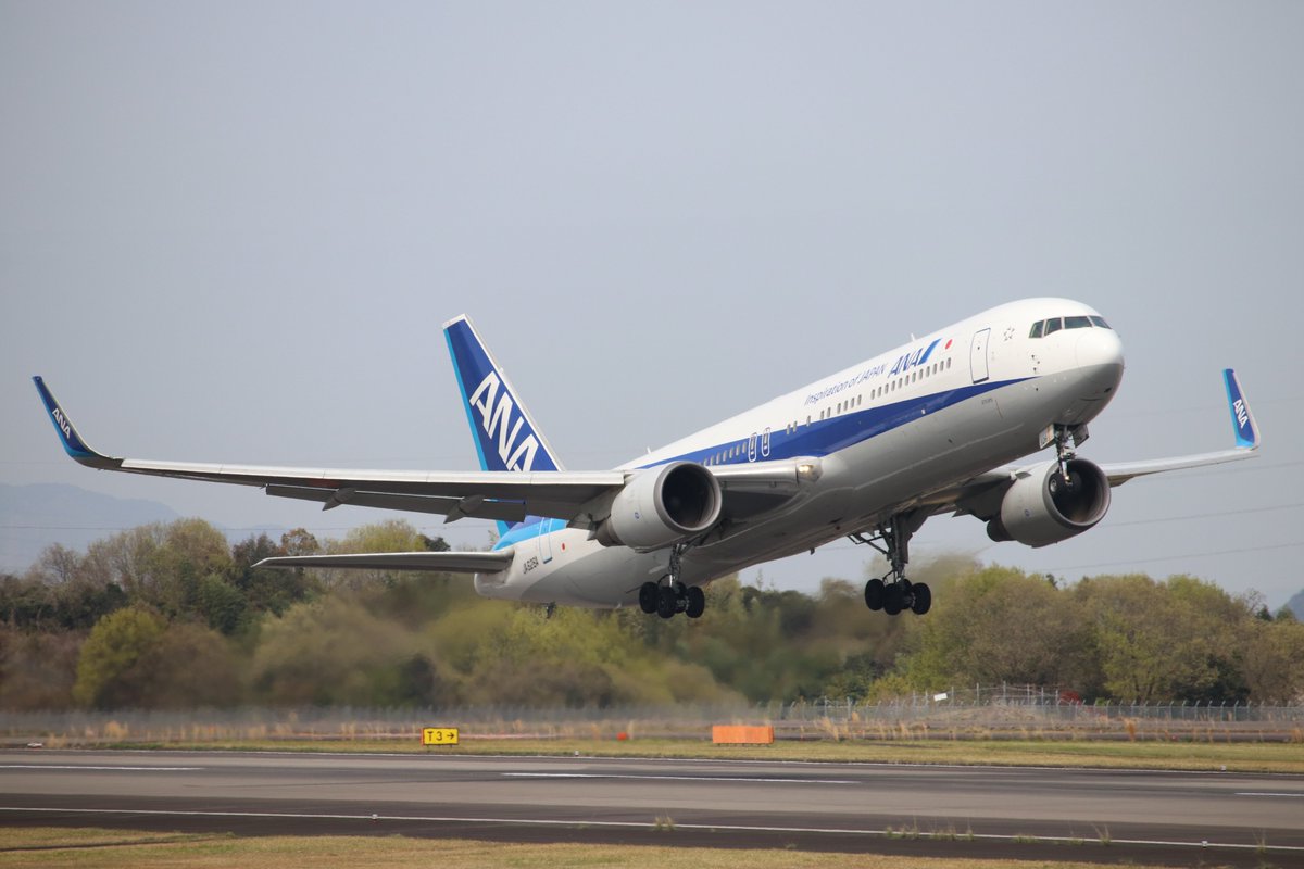 TAK/RJOT
ANA B767-300 JA626A

T4からの離陸でT3でこの高さ
B6は上昇が早く景色を絡められるのはこの辺りだけ
この後、管制塔の上を通過🤣