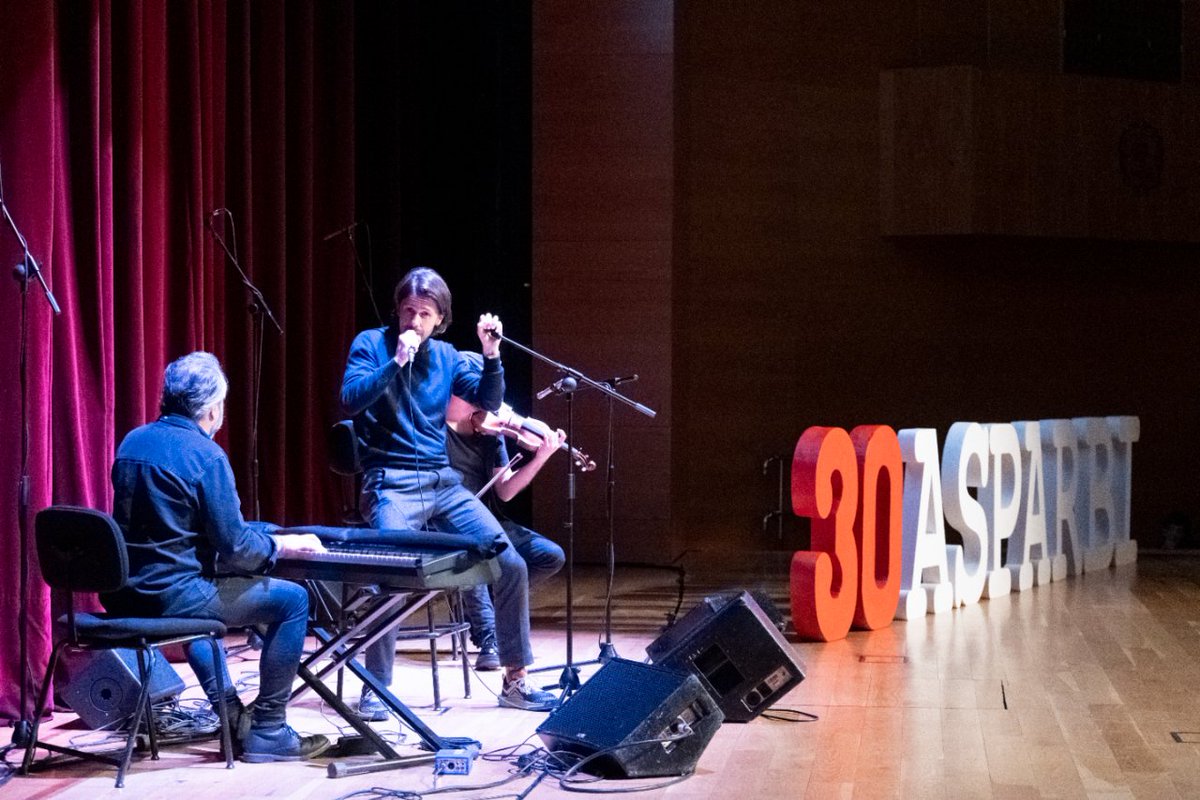 Zorionak <a href="/ASPARBI/">Asociación Parkinson Bizkaia ASPARBI</a> 30 urte!🎂🥳 
Gaur Parkinsonaren Munduko Eguna da eta atzo ASPARBI elkarteak bere 30 urteak gurean ospatu zituen. Mila esker bertaratutako pertsona guztioi eta galan zehar zuen aletxoa jarri zenutenoi!❤️ Laster arte!
📸👉🏽flickr.com/photos/euskald…
#EuskaldunaBilbao