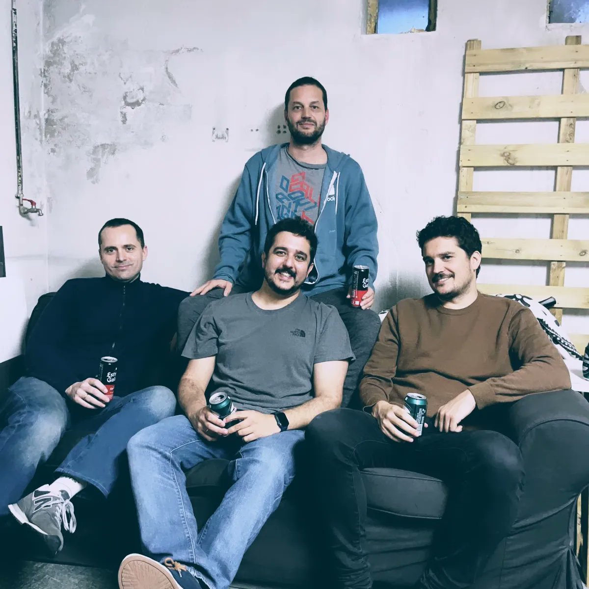 Preparando nuevos temas. En breve entramos a grabar. 
Tenemos nueva incorporación. Fede, al bajo y a la cerveza fría.
Bienvenido Fede! 🤟
#CodigoVinagrio
#PunkRock