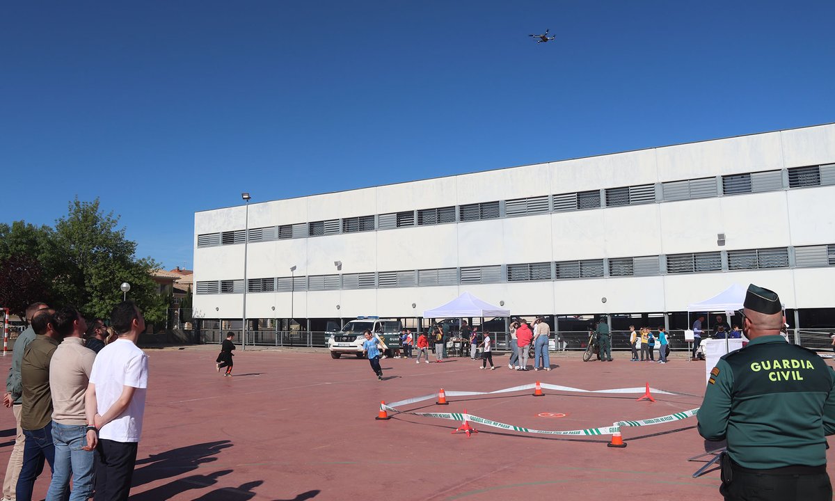 UNA EXHIBICIÓN DE LA GUARDIA CIVIL ANIMA LA MAÑANA DE 'LA SENDA' Una docena de agentes de @GuardiaCivilGU ha ofrecido esta mañana una exhibición a los escolares del CEIP La Senda de Cabanillas. El alcalde y varios concejales también asistieron al evento. aytocabanillas.org/una-exhibicion…