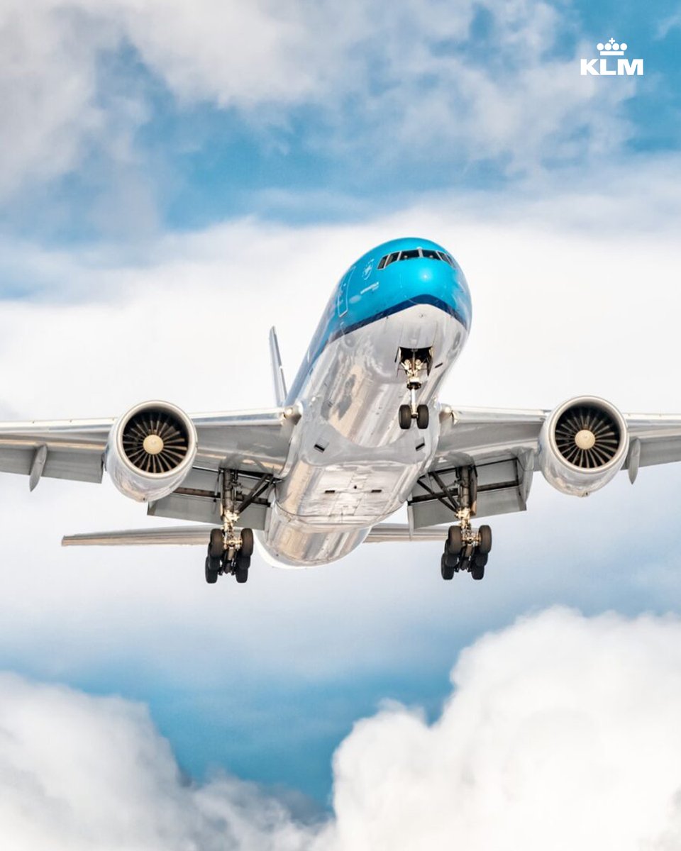 Witness the elegance of aviation with this stunning shot! Do you recognize the model of this aircraft flying overhead? 🧐 📸: calgaryplanes #KLM