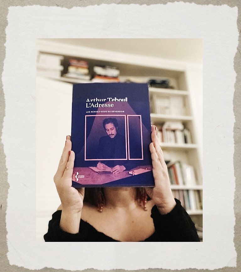 Le 12 mars 2023, à Paris, #ArthurTeboul a ouvert un cabinet de poèmes minute, le Déversoir. Pendant une semaine, il y a accueilli près de 250 visiteurs. Pour chacun d’entre eux, il a écrit un poème. 📖 édité par @EditionsSeghers , direction artistique #VahramMuratyan .