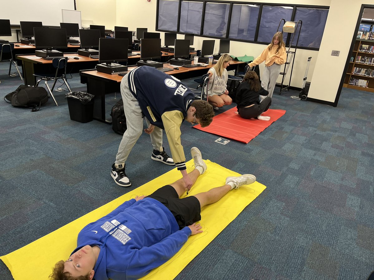 LisaLakerFCHS's tweet image. 🤣I have never laughed this much! 🤣My Hoosier Hysteria theme lit. kids are tracing their protagonists for 📚projects! The outcome shapes are WONKY! 🤪✏️⁉️#CreativityisFun @FTCSCFCHS @FCHSPrincipal @FTCSC