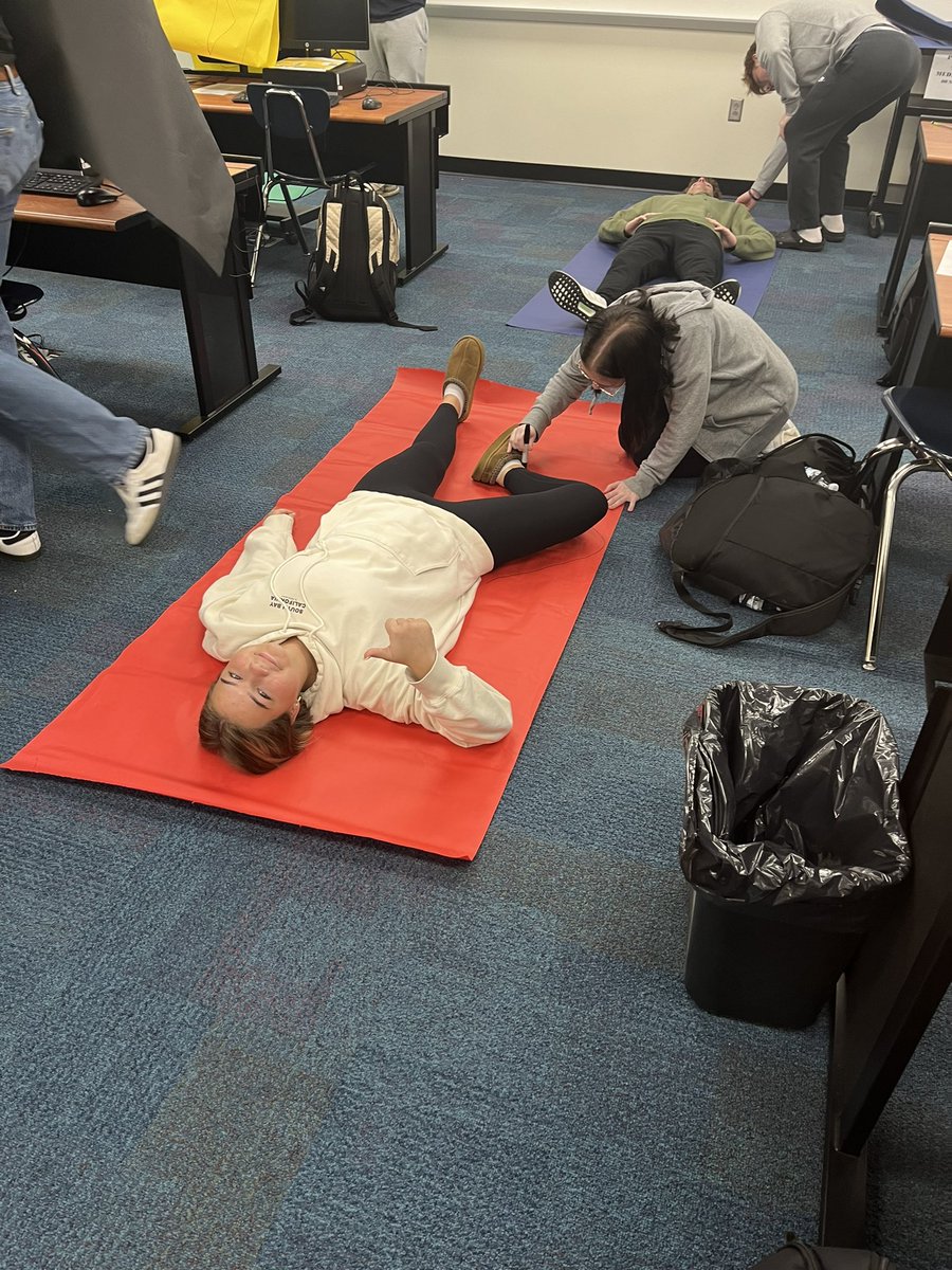 LisaLakerFCHS's tweet image. 🤣I have never laughed this much! 🤣My Hoosier Hysteria theme lit. kids are tracing their protagonists for 📚projects! The outcome shapes are WONKY! 🤪✏️⁉️#CreativityisFun @FTCSCFCHS @FCHSPrincipal @FTCSC