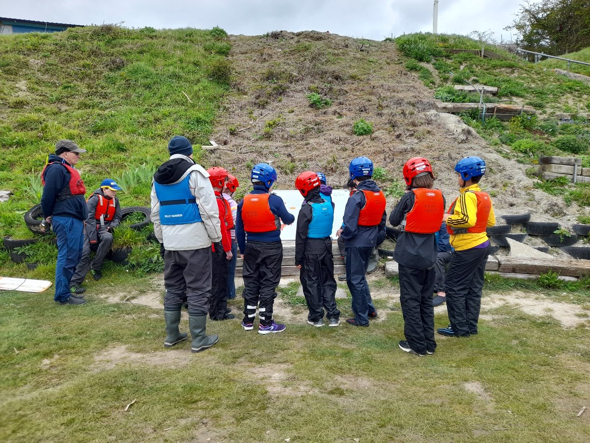 Quick theory lesson about wind direction, using our new magnetic board! ➡ 💨 ⛵ Lunch over, and everyone's raring to get sailing again. 😍 @hitchinscouts