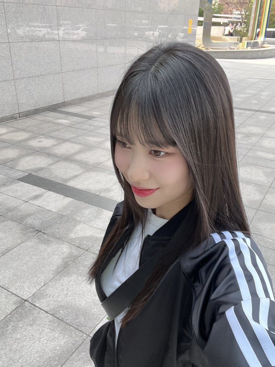 240411 [X]
'I feel good because the weather is nice😆
#ELLY'
#WekiMeki #위키미키 #ELLY #엘리