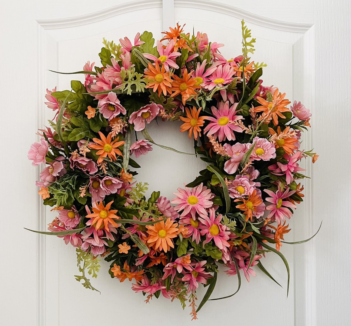 Want to add a pop of color to your door this spring & summer? 🧡 #wreath #doordecor #homedecor 

justwreathsllc.etsy.com/listing/169825…