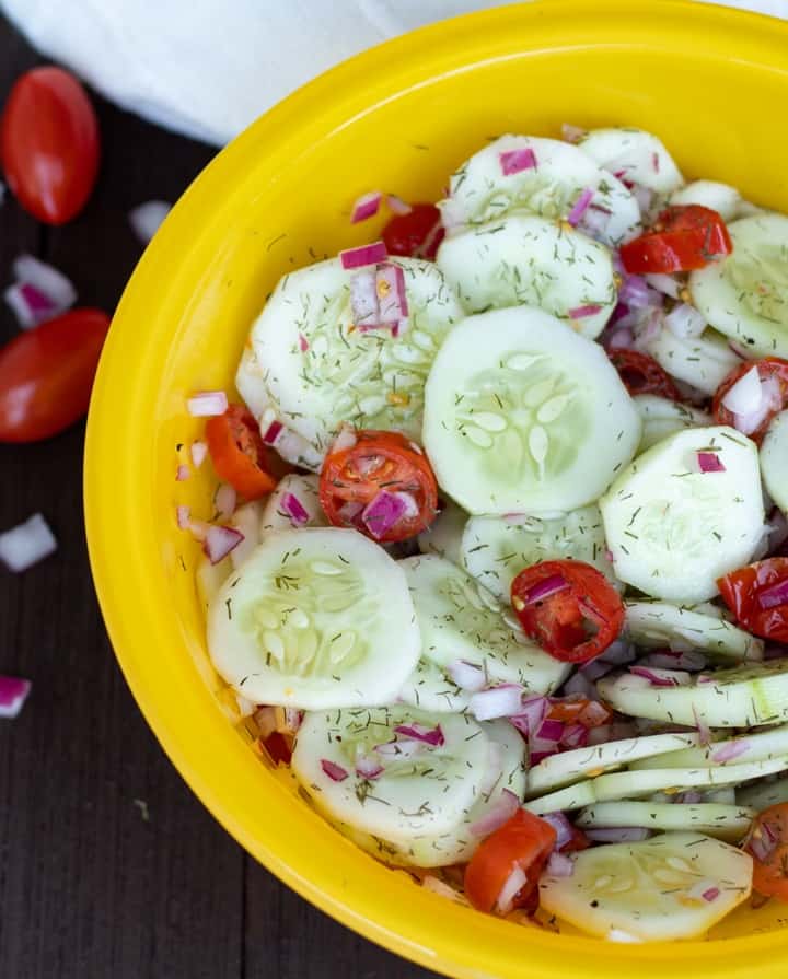 Cucumber Tomato Salad is one of the most popular spring/summer salads and with good reason. It’s light, refreshing, and the perfect side dish for any meal. I just bought 4 cucumbers at the grocery store, and I know what I'm making with them!
RECIPE: eatplant-based.com/easy-cucumber-…