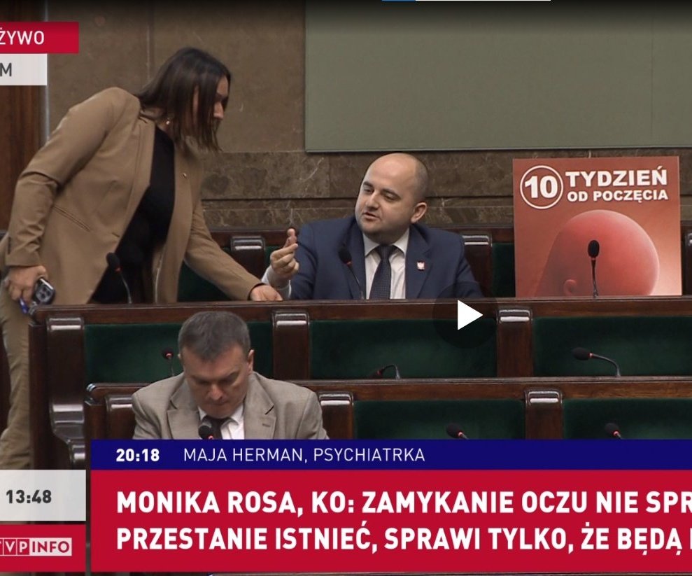 W Sejmie trwa debata nad temat aborcji. Poseł PiS zaczął zagłuszać wystąpienia - puścił odgłos bicia serca. Obok postawił baner, a wicemarszałkini Sejmu pokazał figurkę.