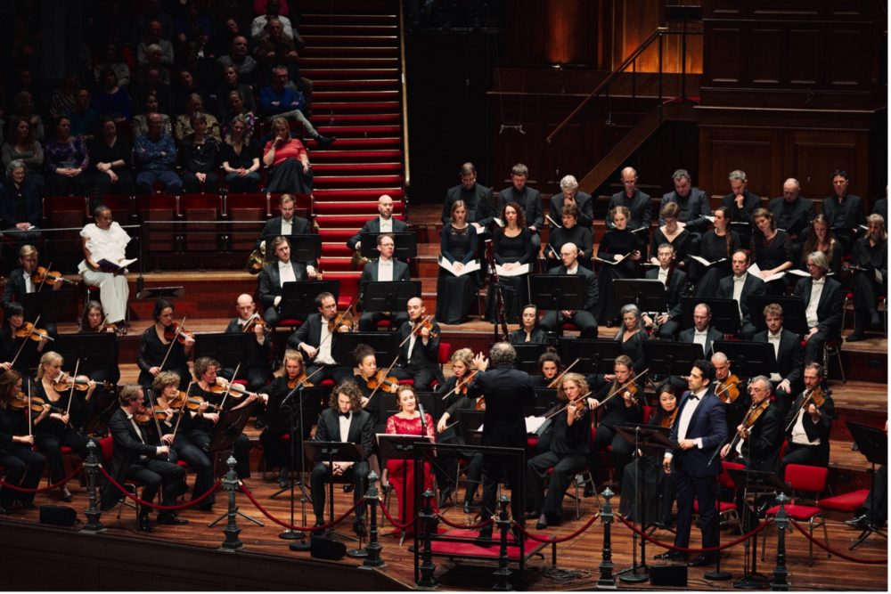 🎶La desconeguda òpera 'La promesa dels deus', del compositor surinamès Johannes Nicolaas Helstone, reneix de la ma de la Capella Amsterdam i la @ConcertgbOrkest 🎧Recupereu-la al @directeopera de @catalunyamusica amb @XavierMontagut i @apalaut 🔗ccma.cat/3cat/la-nova-v…