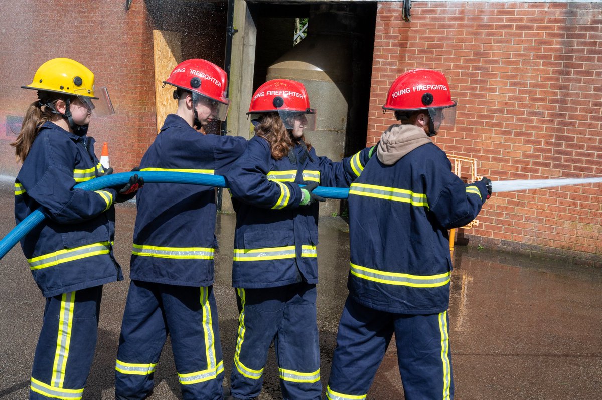 Northamptonshire Fire & Rescue (@northantsfire) on Twitter photo We've delivered a course designed to teach vital life skills to young people in Rushden.
9 young people from <a href="/RUSH2TheDEN/">RUSH 2The DEN</a> took part in a range of sessions designed to improve their relationship with uniformed emergency services.
Read more here:
northantsfire.gov.uk/2024/04/11/ear… We've delivered a course designed to teach vital life skills to young people in Rushden.
9 young people from <a href="/RUSH2TheDEN/">RUSH 2The DEN</a> took part in a range of sessions designed to improve their relationship with uniformed emergency services.
Read more here:
northantsfire.gov.uk/2024/04/11/ear…