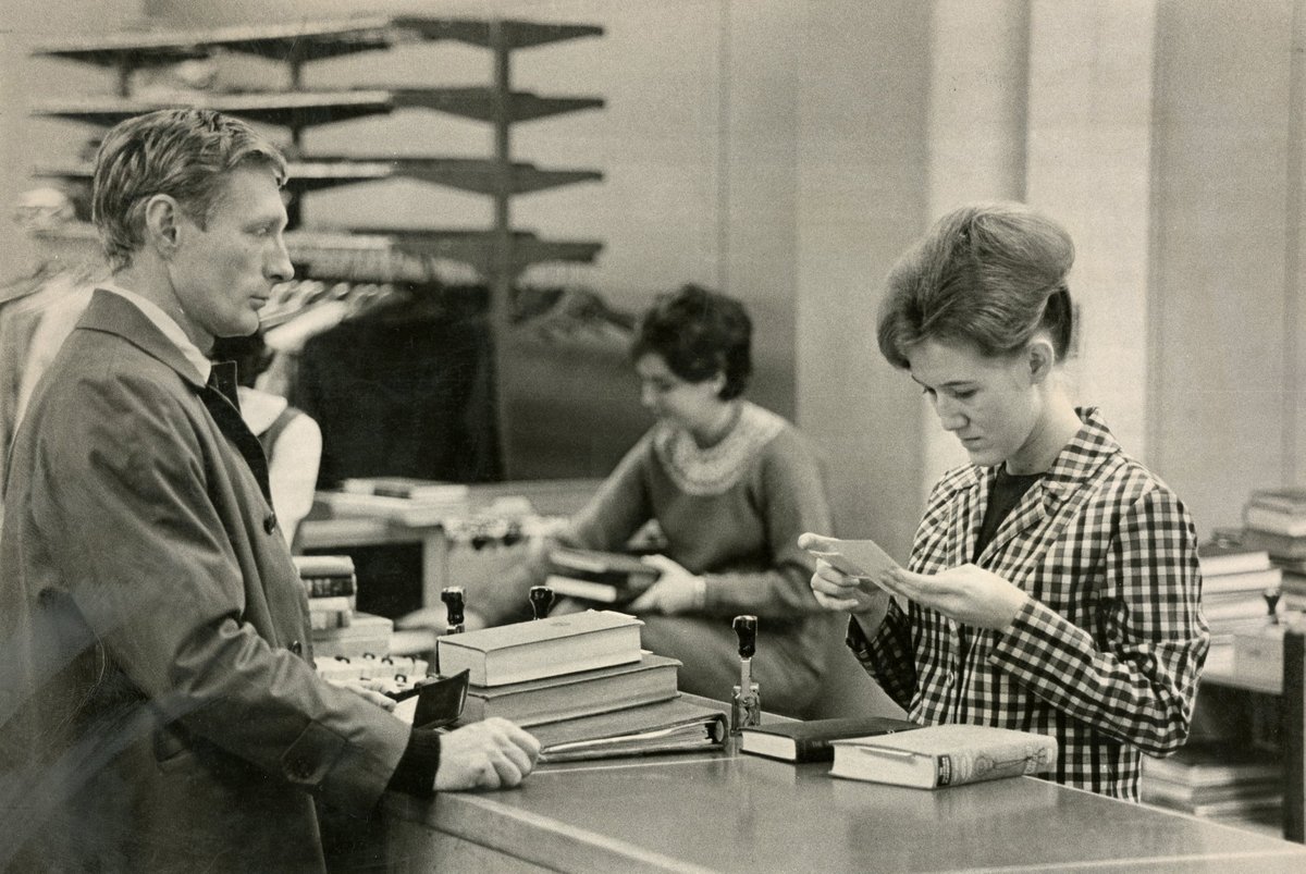 Checking out books in the Main Library, circa the early 1960s. Photo from our archives. #UGA #TBT #NationalLibraryWeek