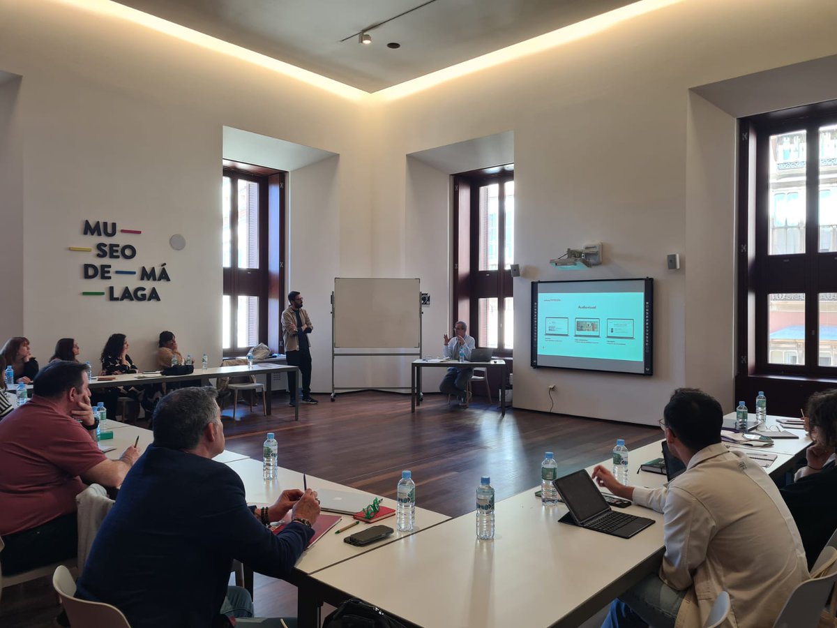 Segundo día en #Málaga con estudiantes del #cursotaller de #museos, #educación y narrativas #digitales.

Han visitado el aula el director de <a href="/IAPHpatrimonio/">IAPH</a> <a href="/CulturaAND/">Cultura Junta de Andalucía</a>, la directora de <a href="/Museo_Malaga/">Museo de Málaga</a> y la presidenta de <a href="/asociacionamma/">asociacion amma</a>.

Participan <a href="/ipcepatrimonio/">Instituto del Patrimonio Cultural de España</a> y <a href="/MuseoThyssen/">Museo Thyssen</a>.