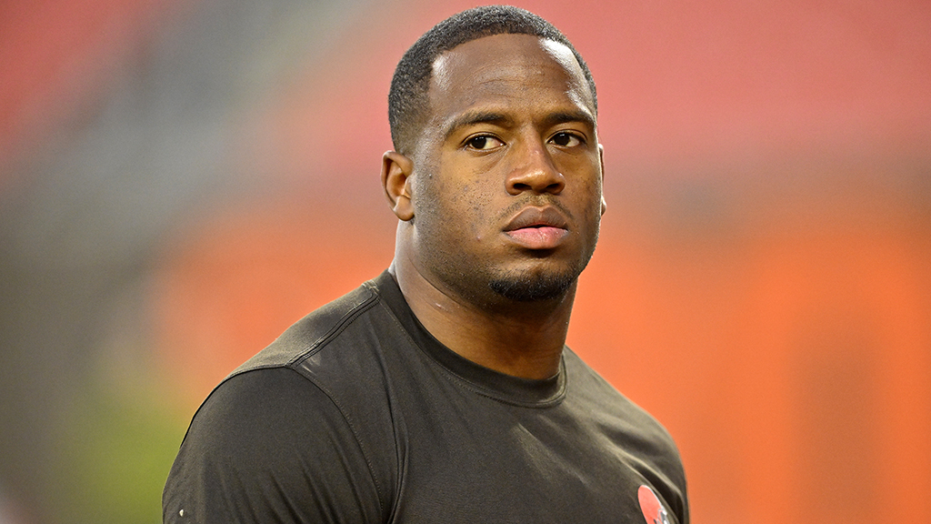 Browns rework contract to keep star RB Nick Chubb in Cleveland for 2024 season (per @RapSheet + @TomPelissero) nfl.com/news/browns-re…