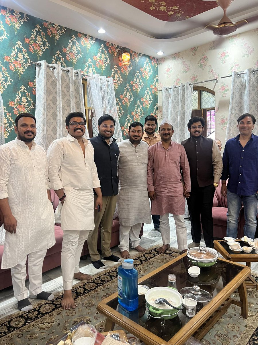 08vineet's tweet photo. आज ईद के मौके पर भाई @anasinbox के आवास जाकर साथियो संग बधाई दी।

#eidmubarak https://t.co/9TONkgsI9R
