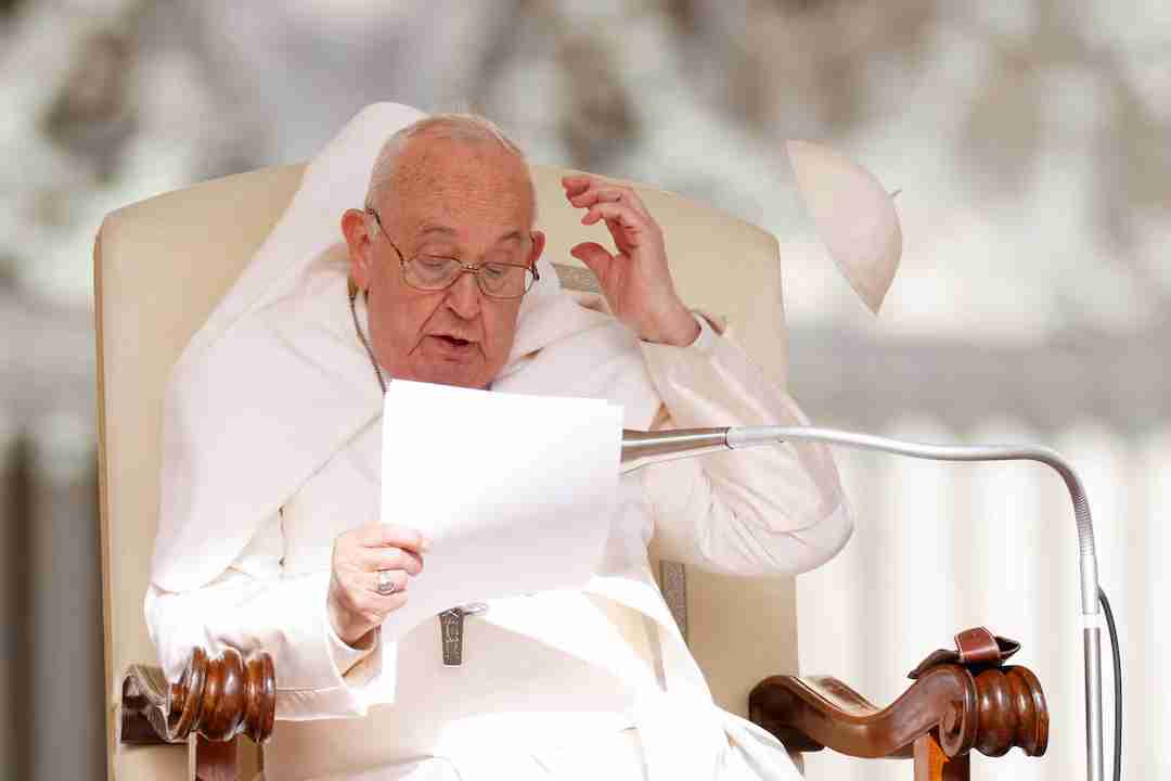 Wind blows #PopeFrancis' hat from his head during the weekly general audience in St. Peter's Square at the #Vatican.