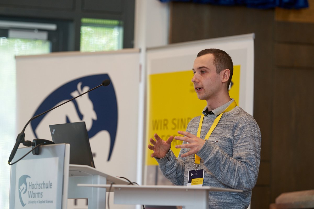 Timo Pohl spricht aktuell über eine Arbeit der @UniBonn /des @Fraunhofer_FKIE) zum Thema Runtime Protection Against Malicious Package Updates for Node.js #Sicherheit2024