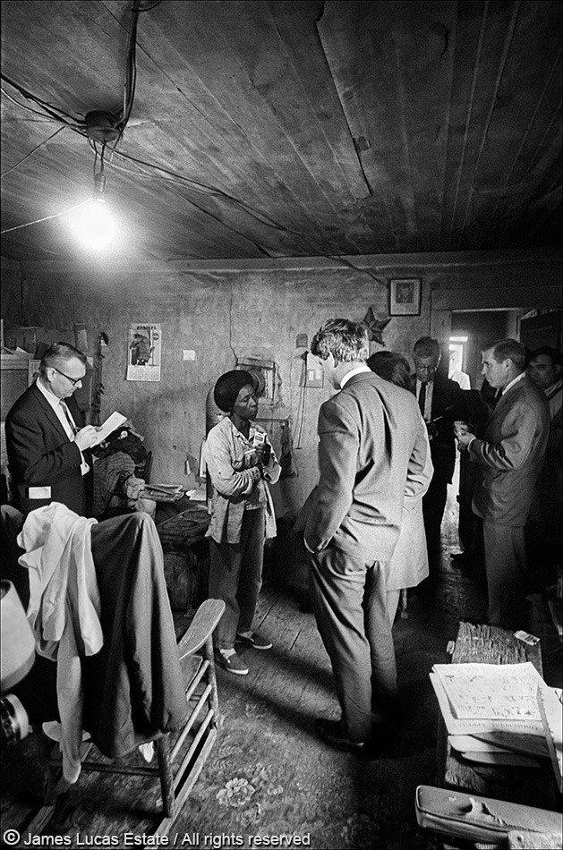 April 11, 1967: Sen. Robert Kennedy sees for himself the living conditions in the Mississippi Delta. Read more: americanheritage.com/robert-f-kenne… news.yahoo.com/hunger-hurt-ba… Photos by Jim Lucas: jimlucasphotography.com/civil-rights-m…