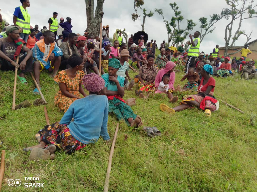 RuhangoDyvcp's tweet photo. #Kwibuka30 
None kuwa 11 Mata 2024 Abakorerabushake ba @RwandaYouthVol1 muri @RuhangoDistrict #KabagaliSector ku bufatanye n'Abaturage twatunganyije Inzira igana ahari ikimenyetso cy'Amateka ya JENOSIDE ku burebure bwa 700m Tunatangira Abantu 3 MUSA  @RwandaLocalGov @Louis_muhoz https://t.co/3wIIyJ7HR1