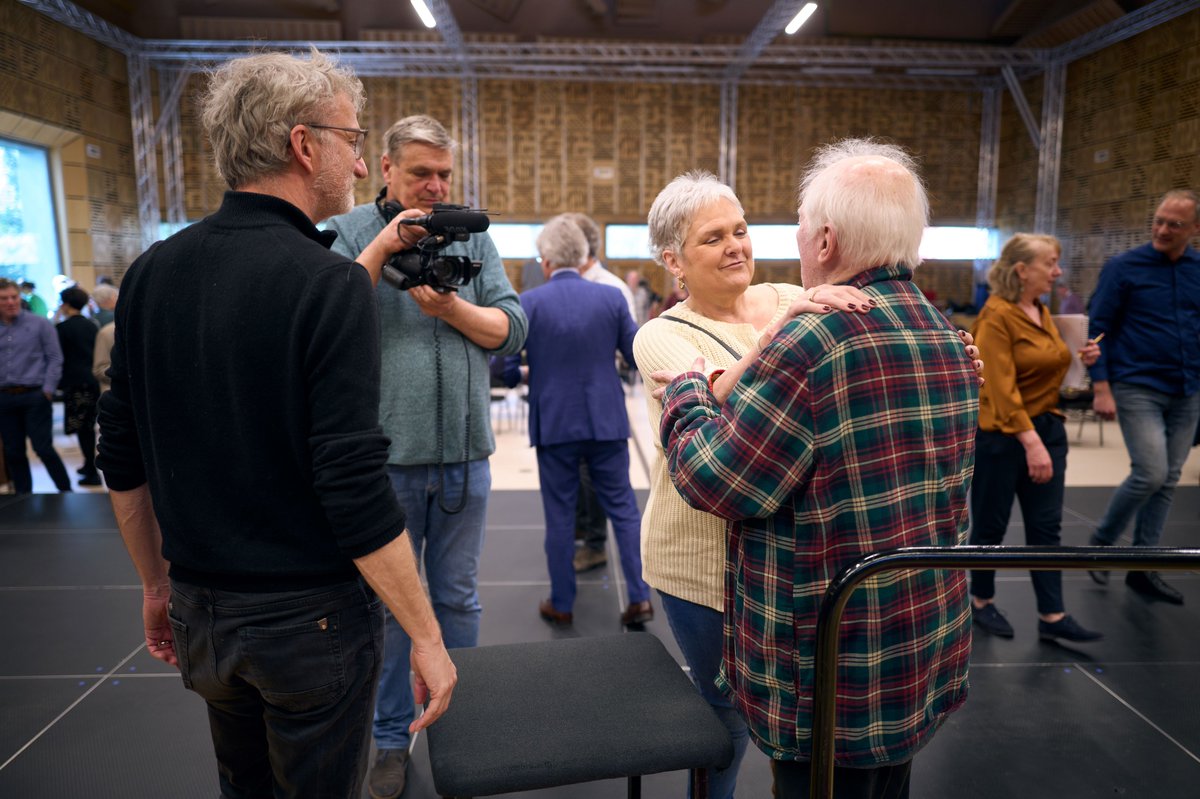 Edo de Waart heeft besloten te stoppen met dirigeren. In zijn zestigjarige carrière was hij van onschatbare waarde voor de omroepensembles. Gisteren nam hij afscheid van het Radio Filharmonisch Orkest en het Groot Omroepkoor.

foto's: @EduardusLee 
#edodewaart