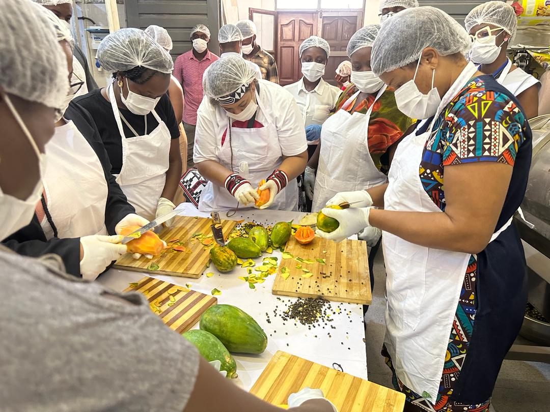 💡From theory to practice: Our young leaders are stepping beyond the workshop and moving into the field at the Food Research Institute in Ghana. Witnessing #FoodSystems research and innovation first-hand! 🌾#YLPfoodsystems #SystemsThinking