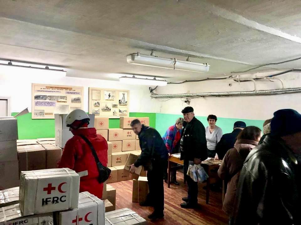 📦In Sumy Oblast, the Ukrainian Red Cross continues to support residents of the 5-km border zone: 222 families received food and hygiene kits and pillows. Between January and March 2024, humanitarian aid was delivered to 34 settlements, 4250 people received assistance.