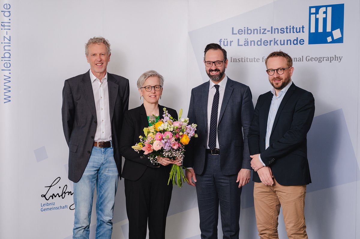 Neue Leitung für das @Leibniz_IfL Prof. Dr. Judith Miggelbrink ist neue Direktorin des IfL. Sie folgt auf Prof. Dr. Sebastian Lentz (links), der das Institut die vergangenen 21 Jahren geleitet hat und jetzt im Ruhestand ist. #ForschungSN #spin2030 📷 Jonathan Gescher ǀ IfL