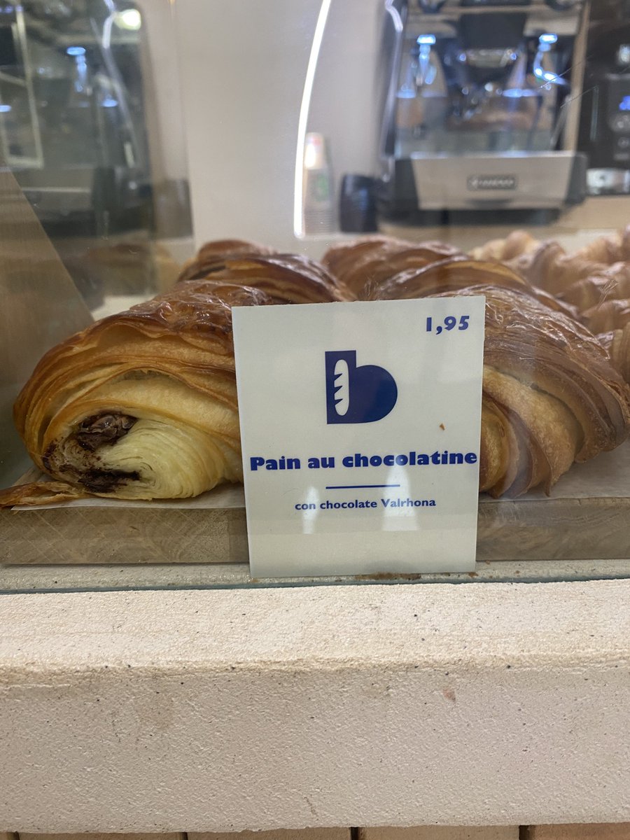 👀 Dans une boulangerie barcelonaise.

Pas de jaloux entre pain au chocolat 🫶🏼 et chocolatine 🤣🤣🤣