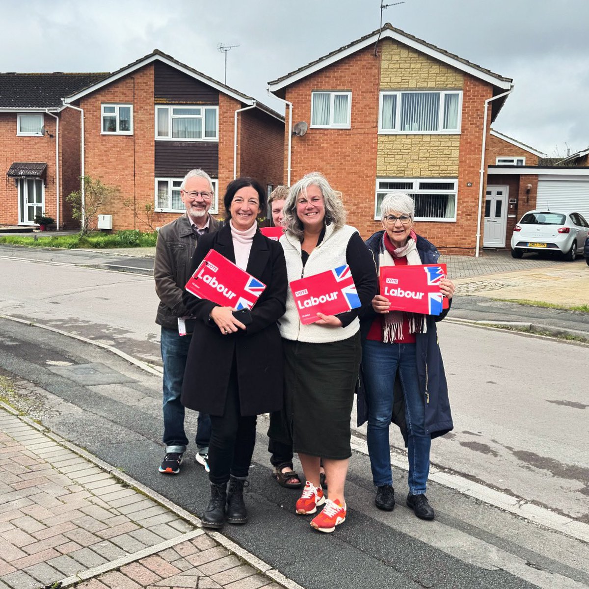 Great response in Covingham today for @RMBanwell - thank you to the nice man on Popplechurch Drive who was our impromptu photographer! Turns out he voted Conservative last time but will be voting for us this time round. #Swindon