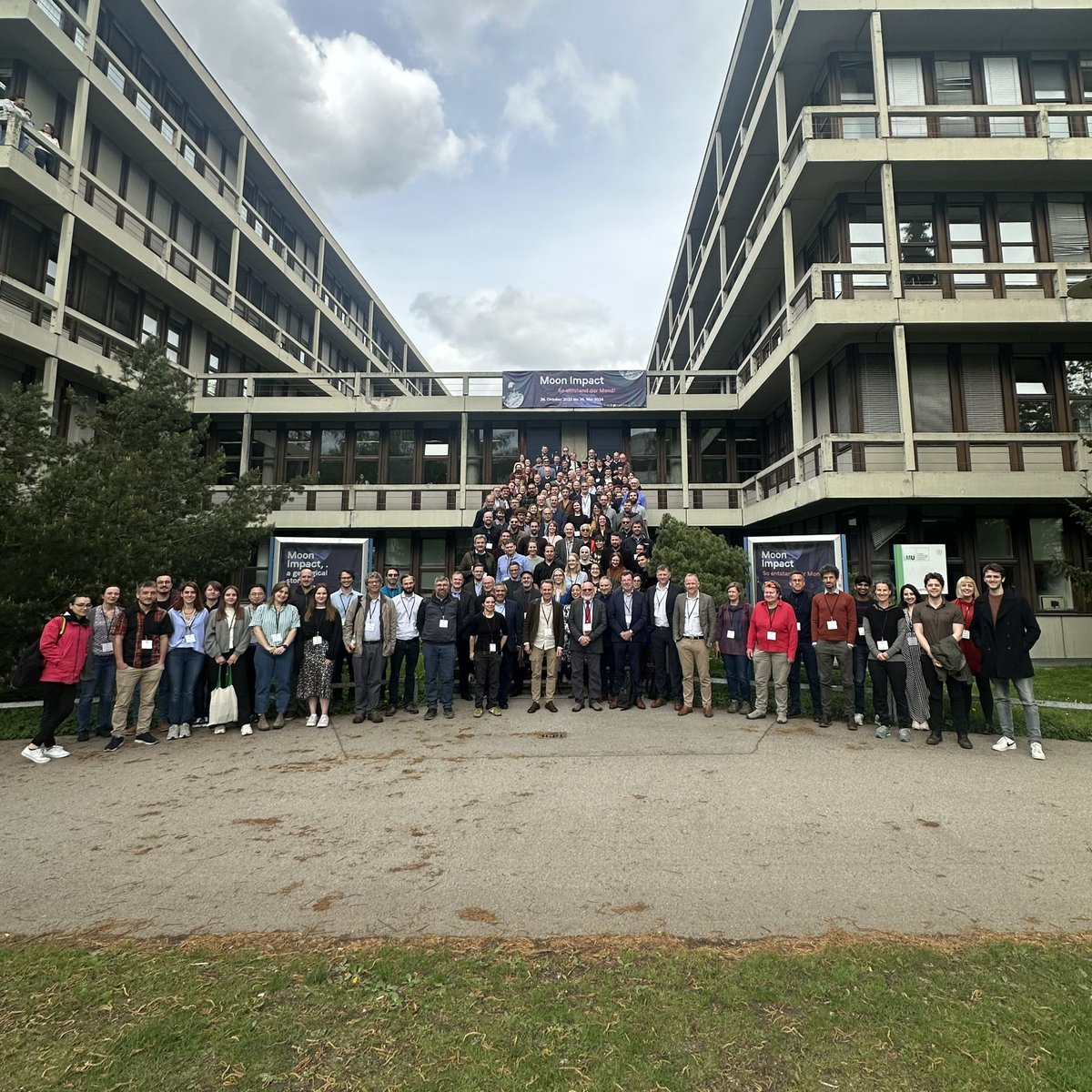 This may be our largest group photo yet! 📸 More than 140 participants here @LMU_Muenchen for the Krafla Magma Testbed inaugural symposium, where we discuss the prospects of #Magma #Energy under the theme “Together, toward a greener and safer future” for the @KMT_Project