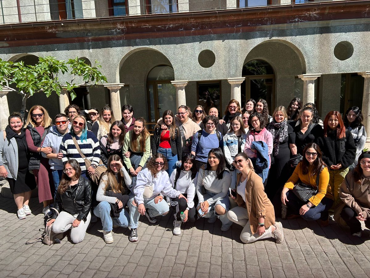 Ayer tuvimos el placer de recibir en la sede de la Fundación CNSE la visita de un grupo de 35 alumnas del Ciclo Formativo de Grado Superior en #MediaciónComunicativa del IES Alhadra (Almería, @IAlhadra), tanto del primer como del segundo curso. ¡Gracias por venir!
