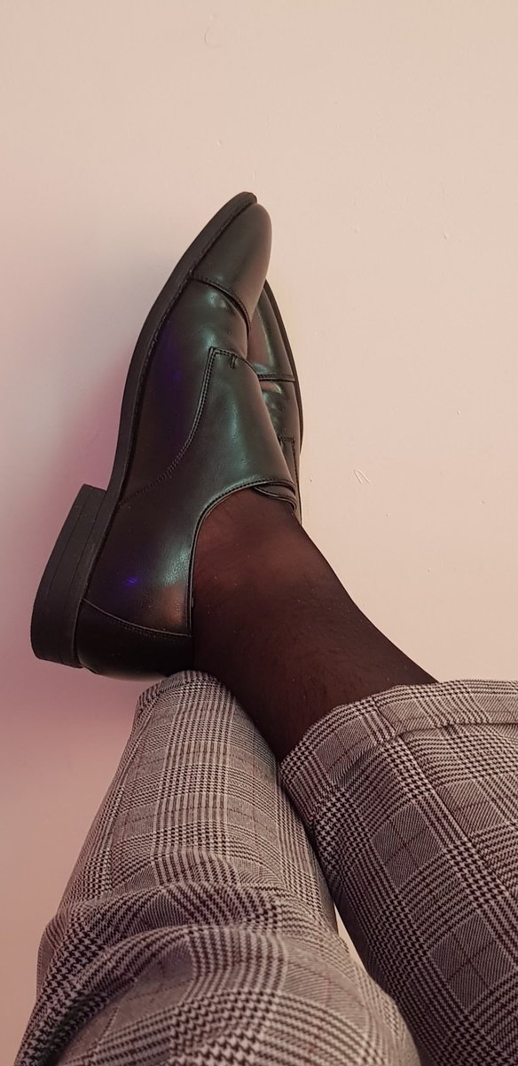 Try not to get lost gazing at my feet even though they do look distracting 👀😈

#dressshoes #shoeporn #sheersocks  #sheersocksfetish #socks #shoeshine #ootd