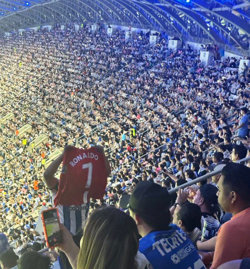 أحد مُشجعين نادي مونتيري ضد انتر ميامي يرفع قميص كريستيانو رونالدو

#باريس_برشلونة
 #مباريات_الخميس 
#الاتحاد_الهلال 
#ليفربول_اتلانتا 
#ليفركوزن_ويستهام 
 #ميلان_روما