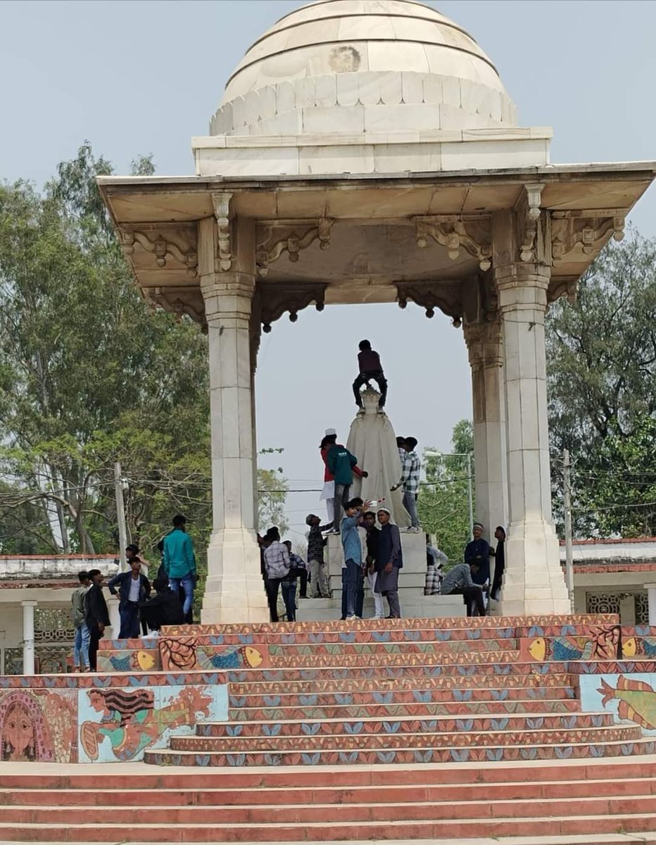 Darbhanga, Bihar 📍 This is the statue of Darbhanga Maharaj. Few Muslims on the occasion of Eid are seen climbing on the statue, while others on the platform with their shoes. Can we expect action against them? @DarbhangaPolice @darbhanga_dm @gopaljeebjp