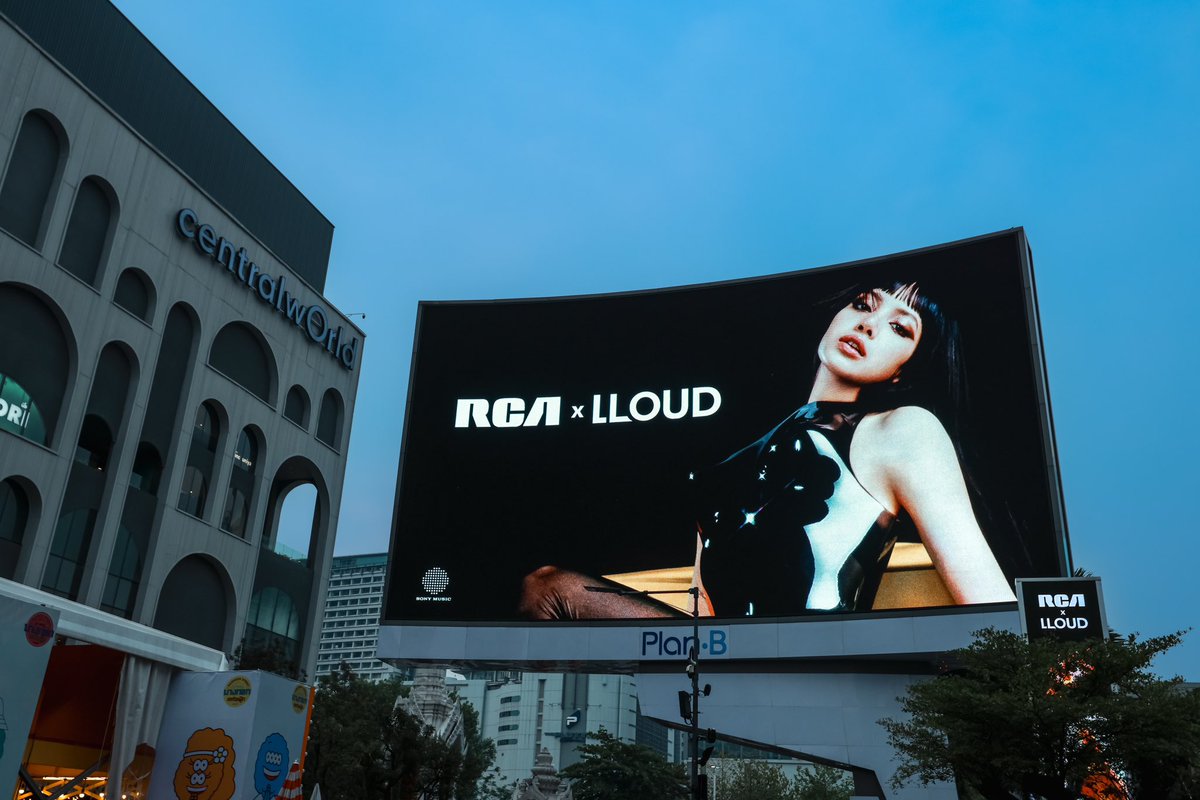 In Bangkok Spotted stunning #LISA at the panOramix @centralwOrld 

#LISAxLLOUD 
#RCAxLLOUD