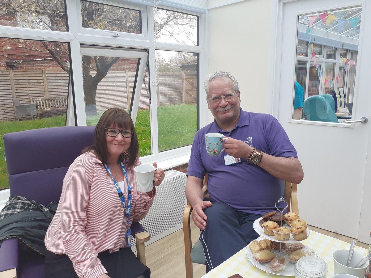 Enjoying a catch up in Lewes with Hugh, an @nhs_scft  #Volunteer  at one of our @scft_ICUrehab  Intermediate Care Units.

Great to hear how things are going and enjoy #cake and a cuppa. 🍪☕️🍰