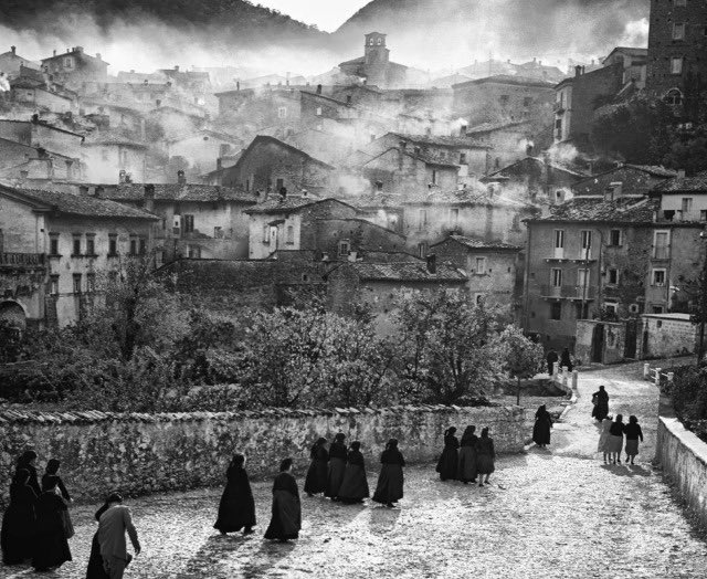 Io e te abitiamo la stessa casa, lo stesso paese, la stessa luna. Non siamo qui per respirare, ma per cantare l’inquietudine. […] Hai la purezza di chi non si protegge. 🍃 ✍🏻franco arminio 📖resteranno i canti ~ Scanno, Italia 1957 ©️Renzo Tortelli (1926 - 2019)