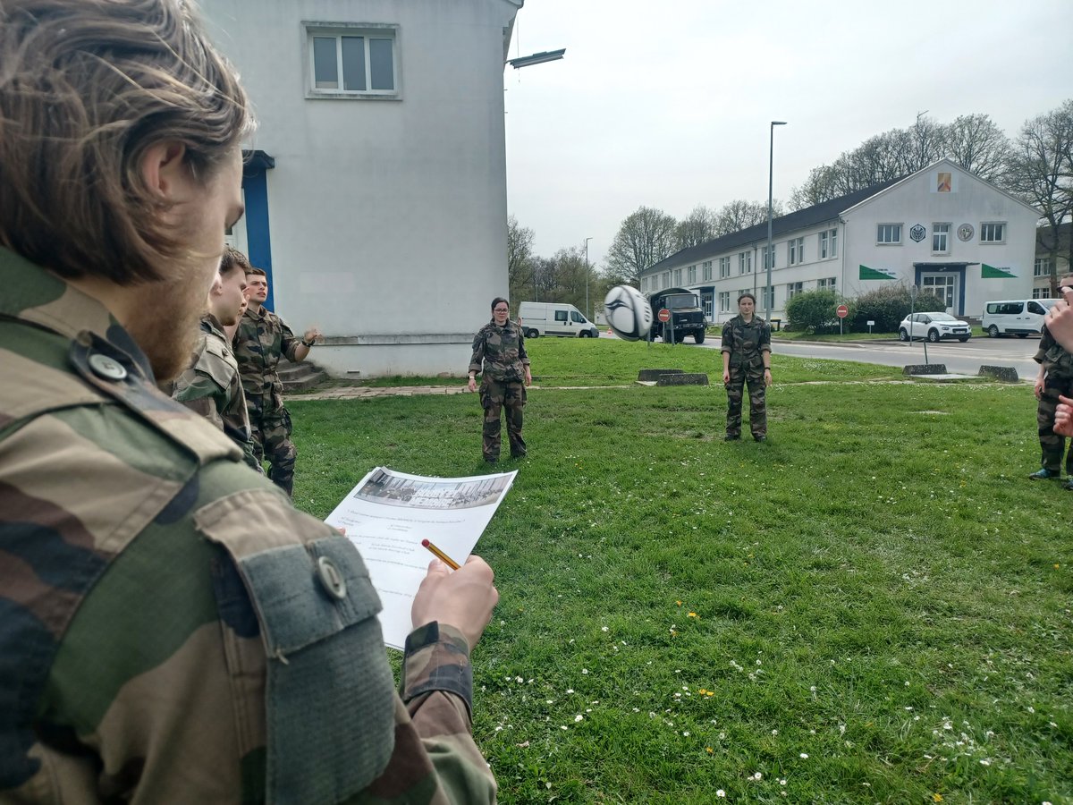 Les 6 et 7 avril, la 2e édition du Bootcamp Atlas a eu lieu au 121e régiment du Train du camp de Montlhéry, organisée par le @Gouv_mili_Paris et l’Etat-major de la zone de défense de Paris. Le pôle mémoire de l'ONaCVG 75 y a animé un atelier rugby-OPEX-mémoire. 📷: CAB GMP