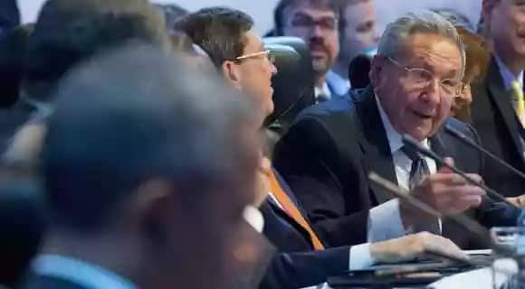 11 de Abril del 2015: Interviene el General de Ejército #RaúlCastro en la VII Cumbre de Las Américas. Por vez primera, la nación antillana ocupa el lugar que le corresponde en esas citas por derecho propio y el unánime reclamo de América Latina y el Caribe. #CubaViveEnSuHistoria