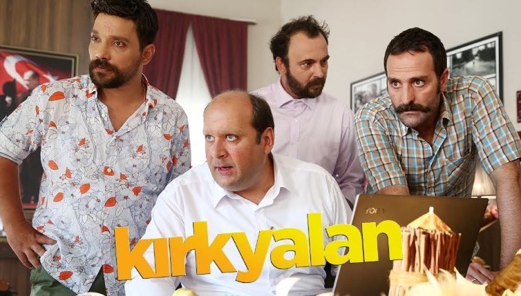 Kırk Yalan beyaz perde ardından televizyon ekranlarına taşınıyor! Lüleburgaz'ın Pınarhisar ilçesinde çekilen filmde Oğuzhan Uğur, Timur Acar ve Hamdi Alkan gibi yıldızlar rol alıyor. #KırkYalan #Komedi #TürkSineması