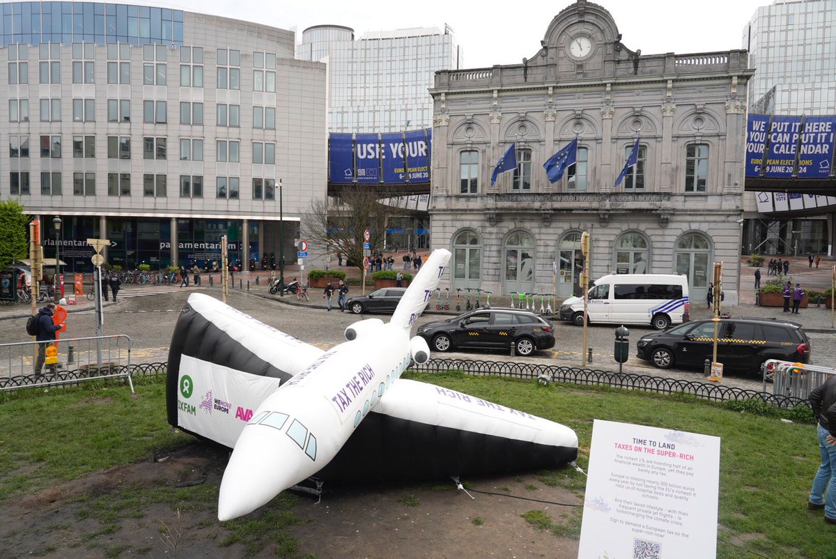 ✈️ BREAKING: A private jet just landed in front of the @Europarl_EN during a plenary session. @Avaaz, @WeMoveEU, @Oxfam and activists demand action on taxing Europe's wealthiest and biggest polluters. #TaxTheRichEU