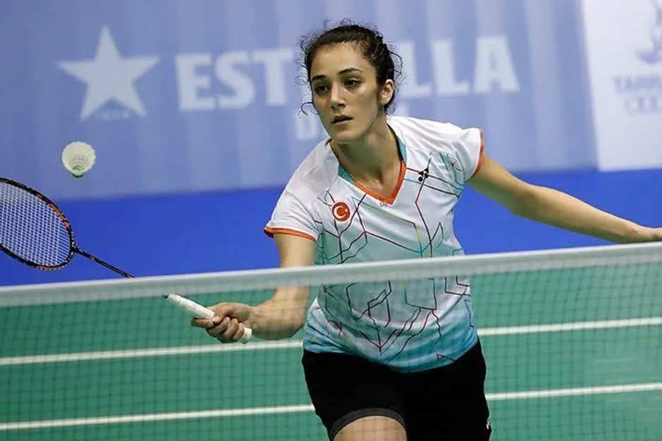 Sporcularımız çeyrek finalde!... Avrupa Badminton Şampiyonası'nda çift kadınlarda Bengisu ERÇETİN-Nazlıcan İNCİ Fransız rakipleri Sharone BAUER-Emilie VERCELOT'u 21-13 21-16, tek kadınlarda Neslihan ARIN Alman Miranda WILSON'u 21-14 / 21-18 yenerek çeyrek finale çıktılar.