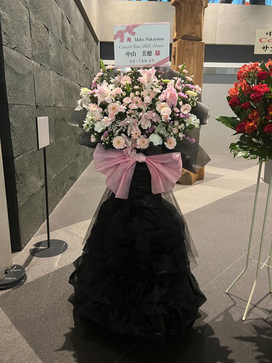 risa_aymek_rm's tweet photo. 今年も可愛いお花を美穂さんに💐

すっごく可愛いお花を届けることができて嬉しい🎀
このためにたくさん準備して本当よかった！
衣装も、お花もぜーんぶかわいい🫶🏻
本人にも届いてますように〜✨

#中山美穂　#みぽりん https://t.co/OUuvzR8KrB