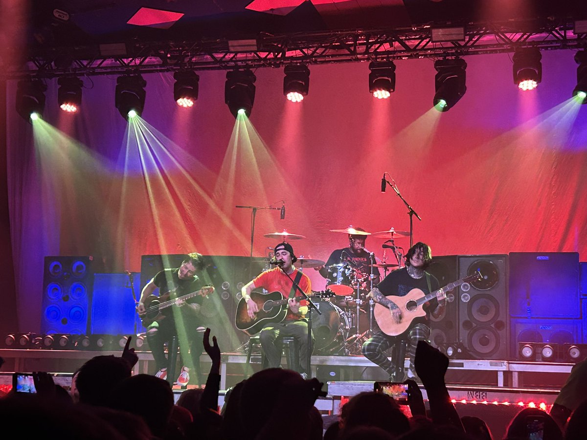 eMo4lyfe_'s tweet photo. @piercetheveil last night at barrowland, glasgow night 2 🖤 #piercetheveil #JawsofLifeTour @piercethevic @ptvjaime @LonielRobinson @tony_turtle https://t.co/zqsa6ne3Pe