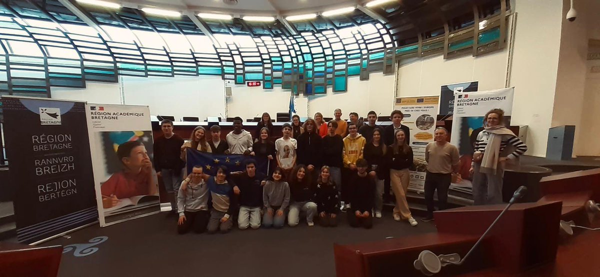 Ouverture Européenne | Une cinquantaine de lycéens de Première de la voie professionnelle ont participé à une simulation de session du Parlement européen au Conseil régional de Bretagne sur la thématique 'la désinformation' 👉 Premier événement de ce type en Bretagne