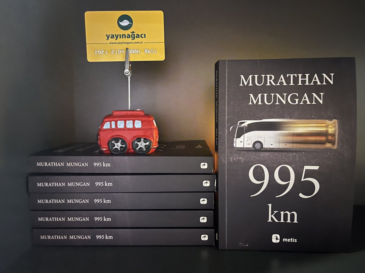 📌 Murathan Mungan - 995 Km “Murathan Mungan’dan bu kez sürükleyici bir kara polisiye. Hiçbir şeyin göründüğü gibi olmadığı ama karmaşık görünenin de sonuçta su gibi açık olduğu bir siyasi/psikolojik ortam yaratıyor Mungan. Edebiyatımızda ender rastlanan, beklenmedik bir…