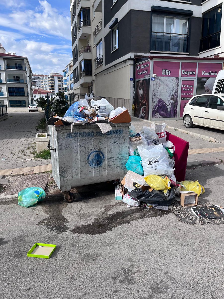 Ne yazık ki AKP zihniyeti bayramda bile milletimizi bu manzaralarla karşı karşıya bırakıyor. Yazık… Allah’tan Ankara Büyükşehir Belediyemiz sorumluluk sahibi. Halkımızın sağlığının tehdit edilmesine izin vermeyecek. Fark burada.